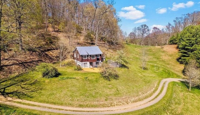 Fern Cottage: Secluded Mountain Retreat with Stunning 30-Mile Valley Views