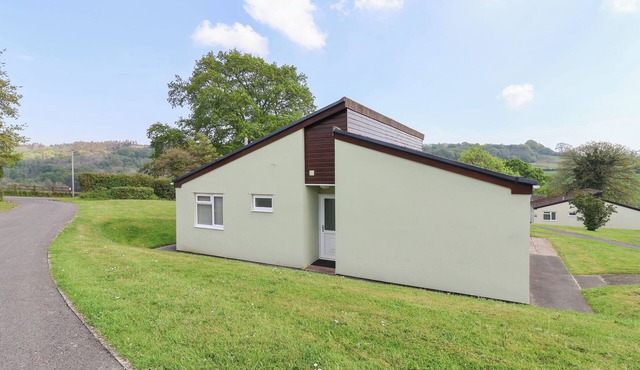 FERN & FABLE AT HARCOMBE HOUSE, pet friendly in Chudleigh