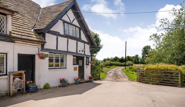 FERN HALL COTTAGE, pet friendly, with a garden in Whitney-On-Wye