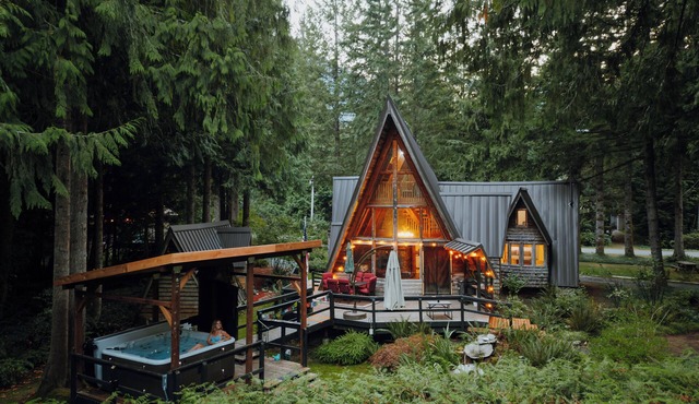 Fern Haus and Cottage- unique mtn view cabin!