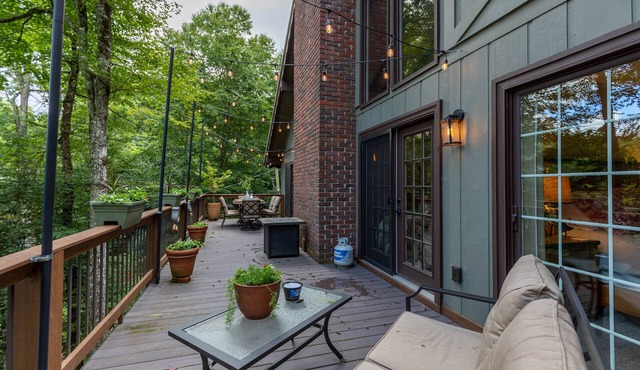 Fern Leaf Lodge - Welcoming home, seasonal views, hot tub, pet friendly!