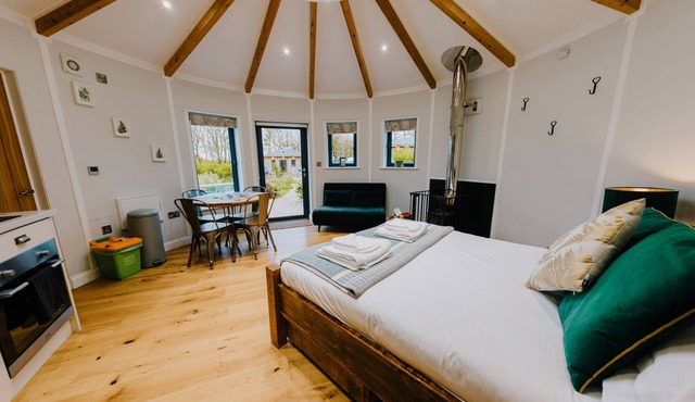 Fern Leaf Roundhouse (Pet Friendly)