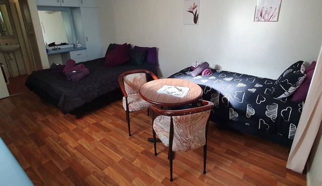 Fern's Miners Rest Cabin 2, Queen bed plus single, Large Bath, A/C, pet friendly