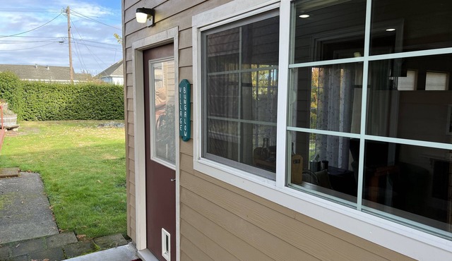 Ferndale Bungalow with pasture views, 5 minute walk to Downtown!