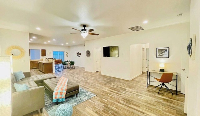 Fernley House-20 Min to USA Pkwy/5TVs Sleeps 13/Pet OK🦮🐈