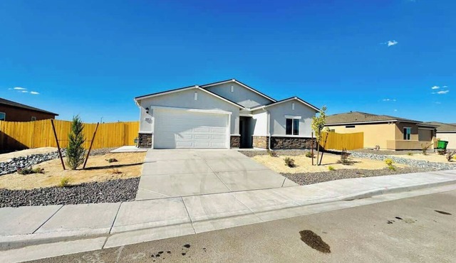 Fernley House-20 Min to USA Pkwy/4BR/6 Beds, Pets Welcome!