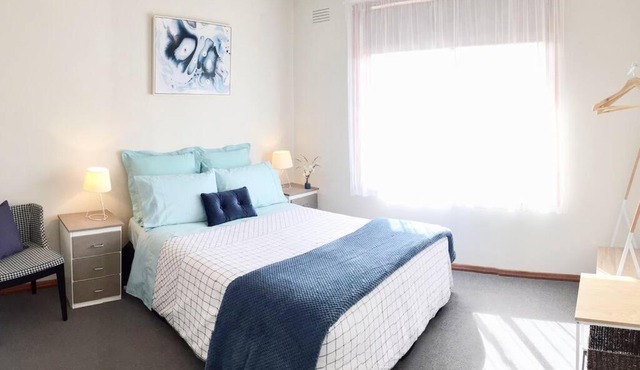 FERNLY BFast, Pets, WiFi Nflx AC Walk2Pizza Liquor Deli,