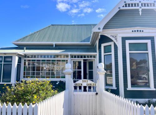 FERNS Central New Plymouth, close walk to City and Coastal Walk Way