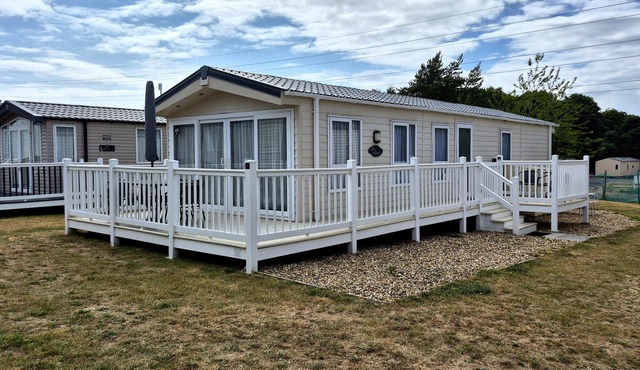 FERNWOOD LODGE, pet friendly, with pool in Belton, Norfolk