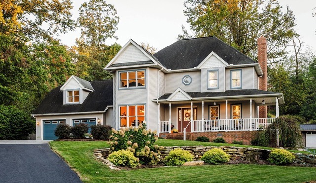 Fernwood Villa is a large family home with a five bedrooms, a pool table, a patio & a private backyard