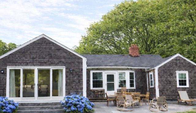 Ferry tix avail, large yard, walk to town&Morning Glory, on path, bike to beach.