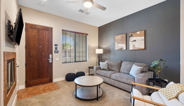 Festival & Fairway Retreat: Walk to Shuttle + Golf Nearby