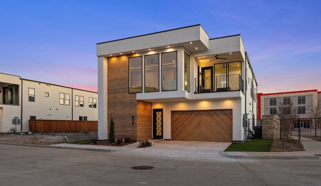 Festive Villa 1: Heart of Richardson, TX 6BR, 5BA