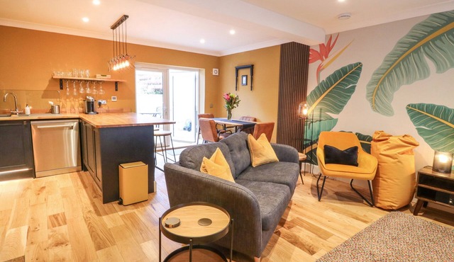 FEUS HOLIDAY COTTAGE, pet friendly, with hot tub in Auchterarder