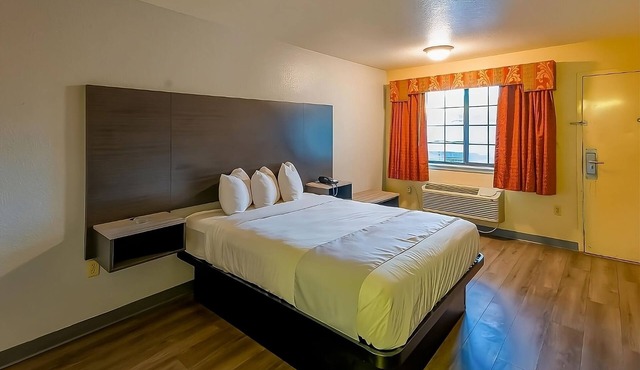Few Miles from San Ducerro Winery! Onsite Pool, FREE Breakfast and Parking!