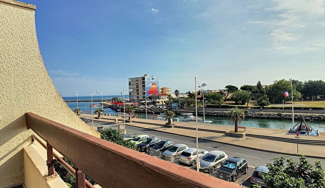 FF3 with large terrace, near beach and port, parking