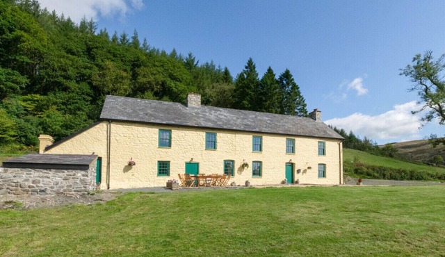 Ffermdy Llanwrtyd - Six Bedroom House, Sleeps 11