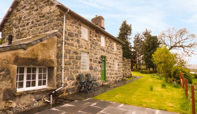 FFYNNON GOWER, family friendly, character holiday cottage in Bala