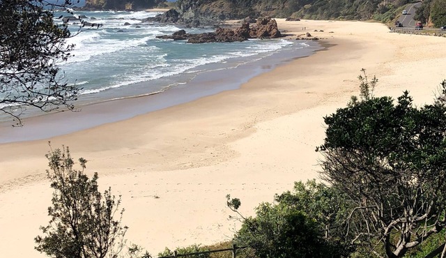 Fi s Beach House directly opposite beach and park!