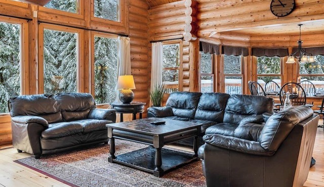 Fiddler Lake Resort Chalet + Private Jacuzzi