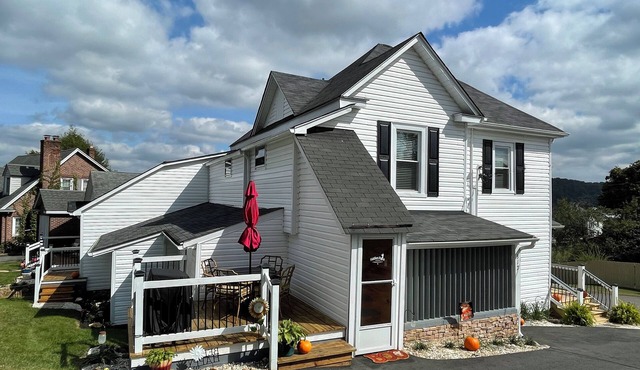 Fiddlers Roost - Walking Distance to Historic Downtown Galax, Virginia