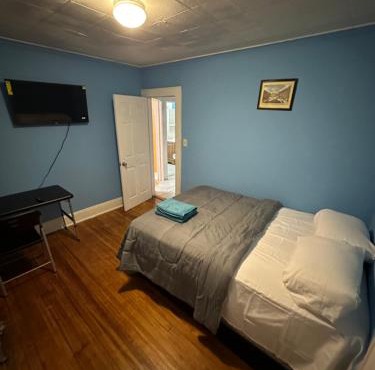 Fidelia Emerald Room Queen Bed within minutes of Newark Liberty International Airport and Newark Penn Station