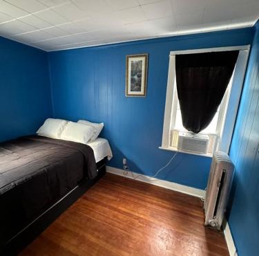 Fidelia Fuchsite Room, Queen Bed minutes from Newark Liberty international Airport and Newark Penn Station