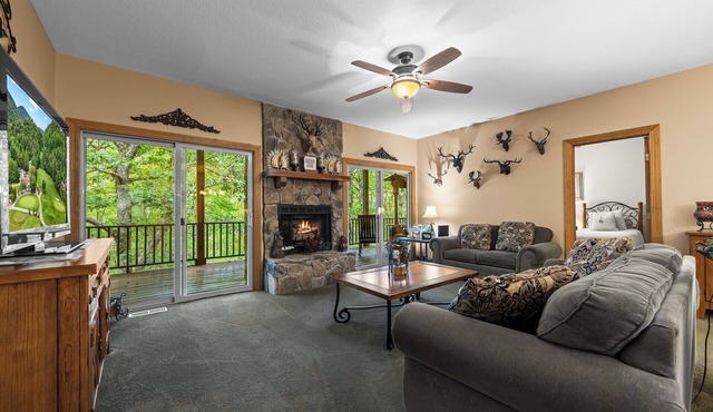 Fido Friendly Luxury Condo in Country Club setting With Amenities
