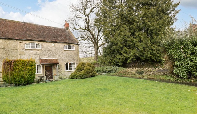 FIELD COTTAGE, pet friendly, with open fire in Shepton Mallet