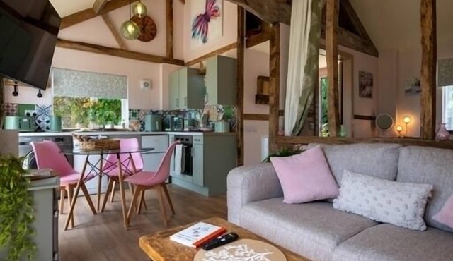 Field View Cottage, hot tub, pet friendly, great views, cosy, relaxing