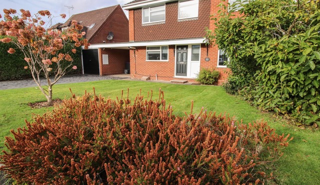 FIELD VIEW, pet friendly, with a garden in Edgmond, Shropshire