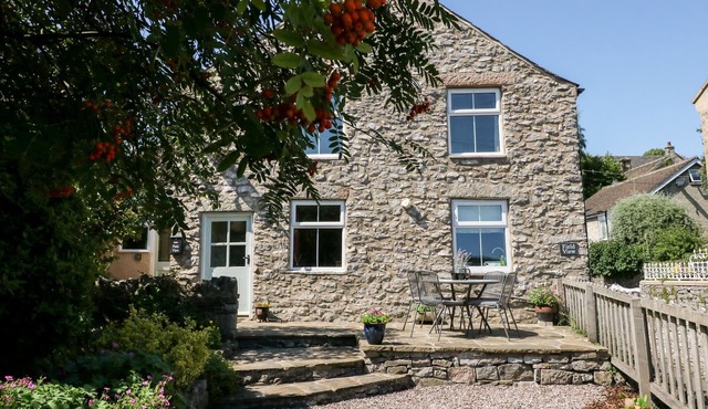 FIELD VIEW, romantic, character holiday cottage in Bradwell