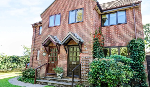 FIELDSIDE, pet friendly, with a garden in Totland