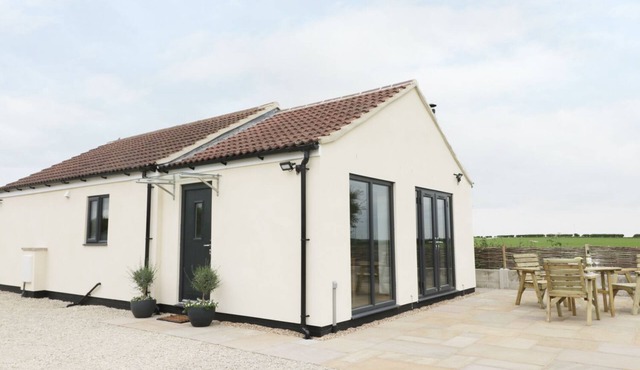 FIELDSIDE, pet friendly, with open fire in Hunmanby