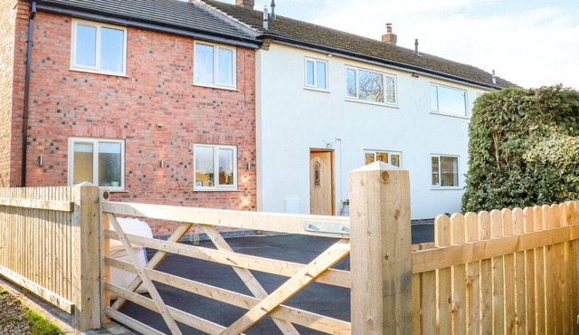 FIELDVIEW HOUSE, pet friendly, character holiday cottage in Derby