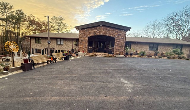 FIFA Fan Stylish Retreat Lodge in Heart of it All! 9.4 miles from the Stadium.