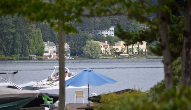 FIFA WORLD CUP! Luxury Lakefront Lake Sammamish Apartment
