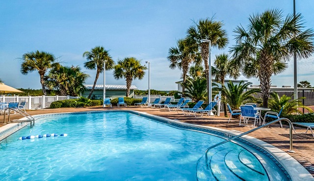 Fifth-floor condo with pool, amazing ocean view, high-speed WiFi, & washer/dryer