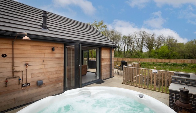 Fig Tree Cottage with private hot tub
