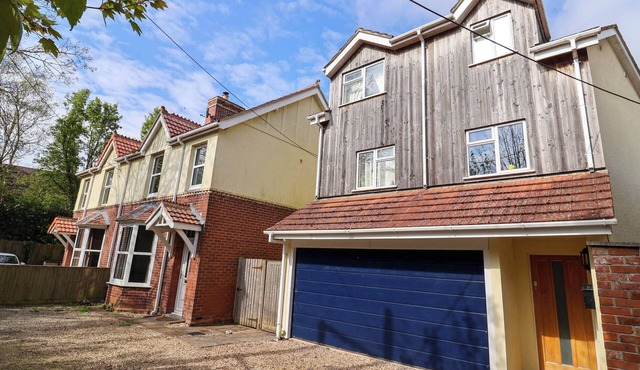 FIG TREE HOUSE, pet friendly, with a garden in Axminster