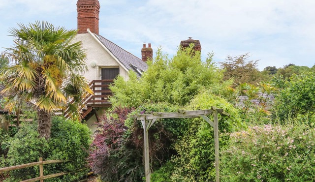 FIG TREES - WIBBLE FARM, romantic, with a garden in Williton