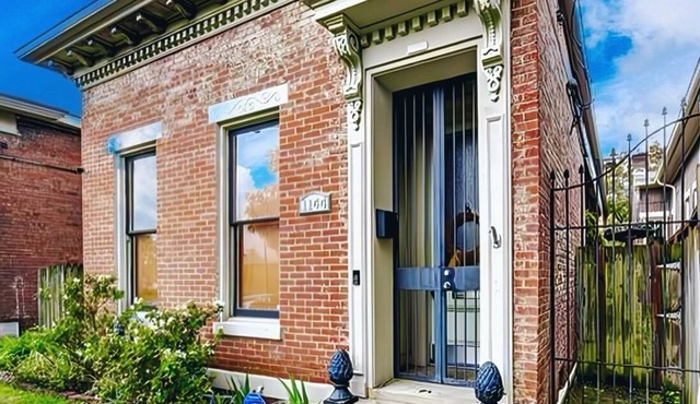 "Fillies and Lilies" Historic Home - Close to DERBY - Shuffleboard - Firepit