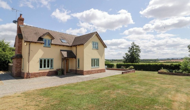 FILLY BROOK, pet friendly, with hot tub in Bishop's Frome