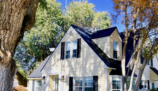Film-featured, sleeps 18, hot tub, fire pit, decks