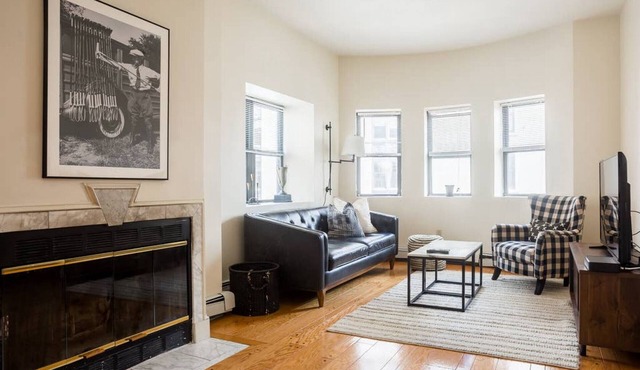 Financial District, close to Quincy Market, Aquarium & Seaport. 5min walk to public transportation.