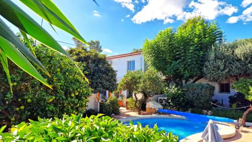 Finca Craig, Spacious Farmhouse with amazing garden and private heated pool