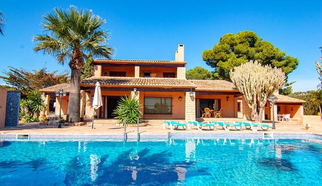 FINCA FUSTERA, SPACIOUS AND FASCINATING VILLA ON THE COAST OF BENISSA.