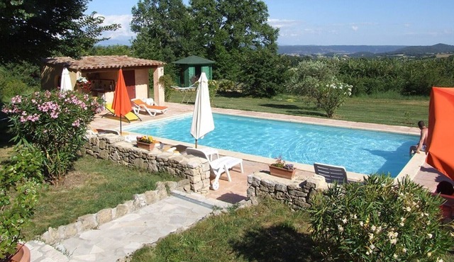 Finca "Maison Tournesol - Mas de bel Air" with Shared Pool & Wi-Fi