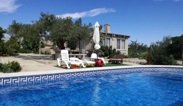 Finca with private pool & mountain views, dogs welcome.