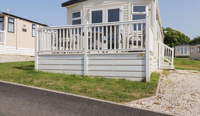 FINCH 25 - MEADOW LAKES HOLIDAY PARK, family friendly in Polgooth